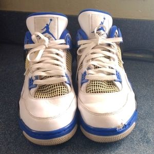 Jordan's size 13 💙 🤍 🖤